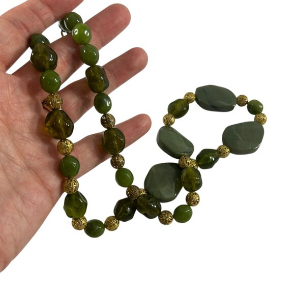 Vintage Beaded Shades of Green Necklace Ornate Gold Tone Spacers 22" Acrylic - Picture 4 of 7